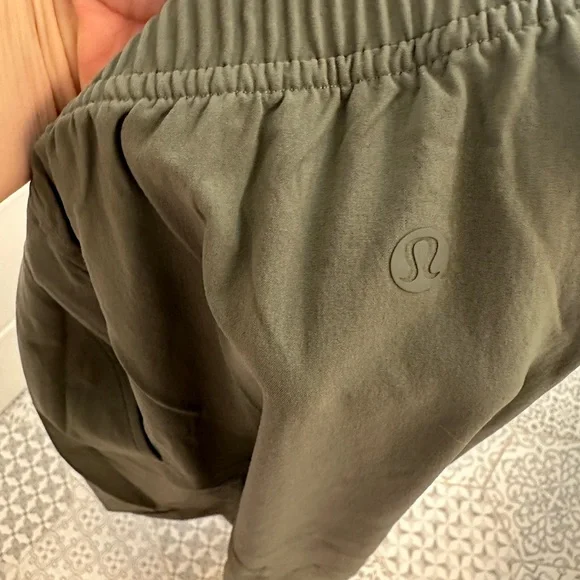 Lululemon Stretch Woven Ruffle Waist Wide Leg Cropped Pants M - Picture 4 of 5